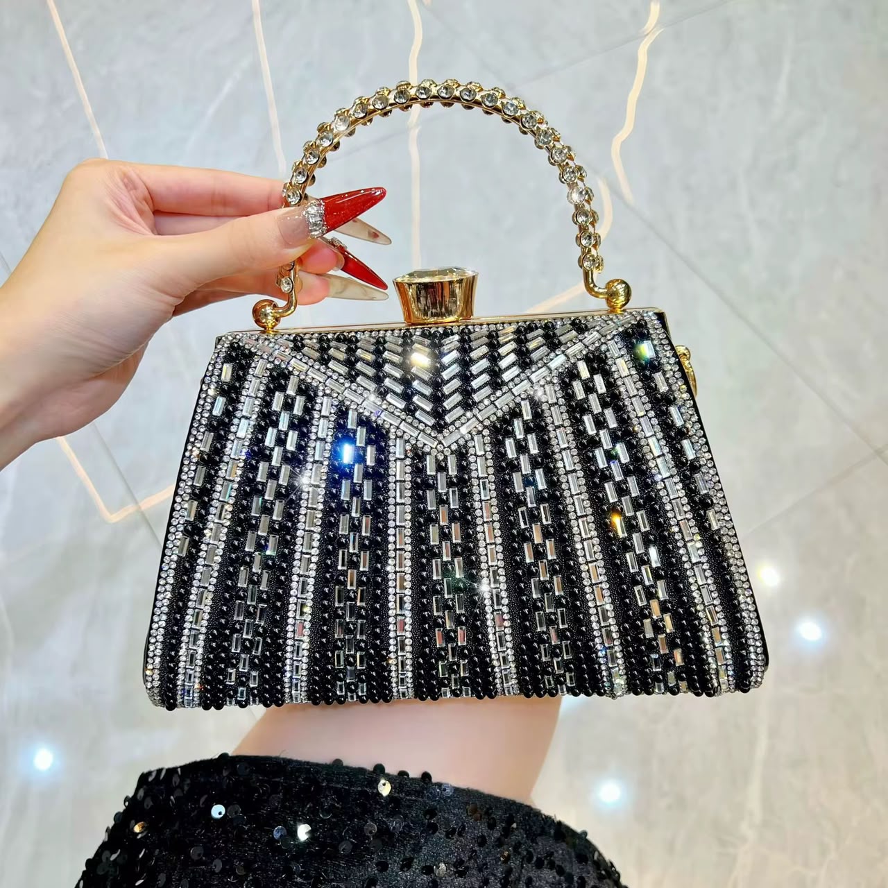 Pochette argentée perlée