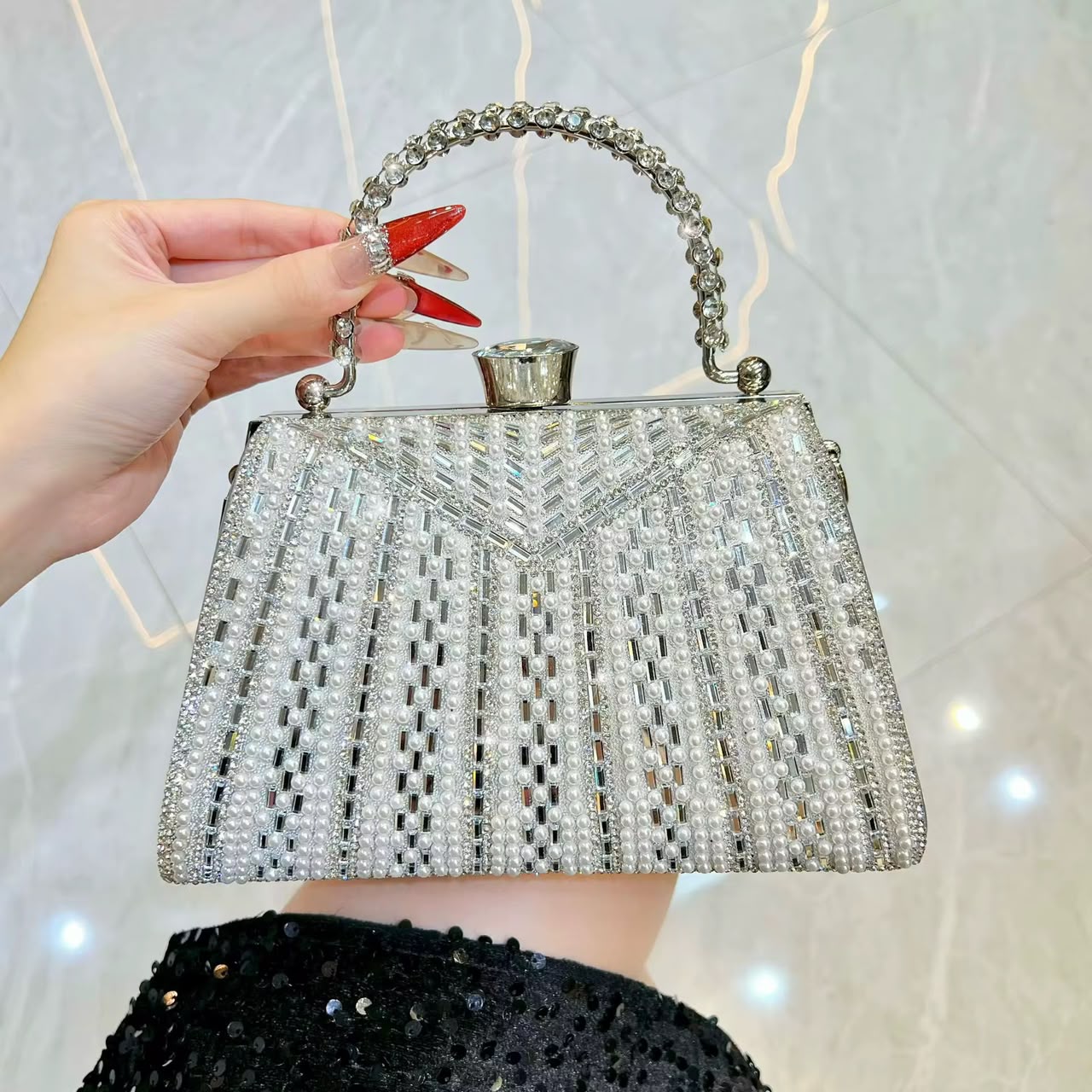 Pochette argentée perlée
