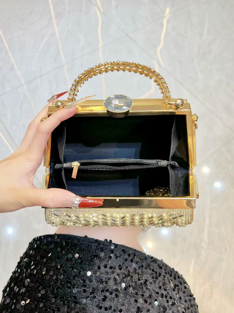 Pochette argentée perlée