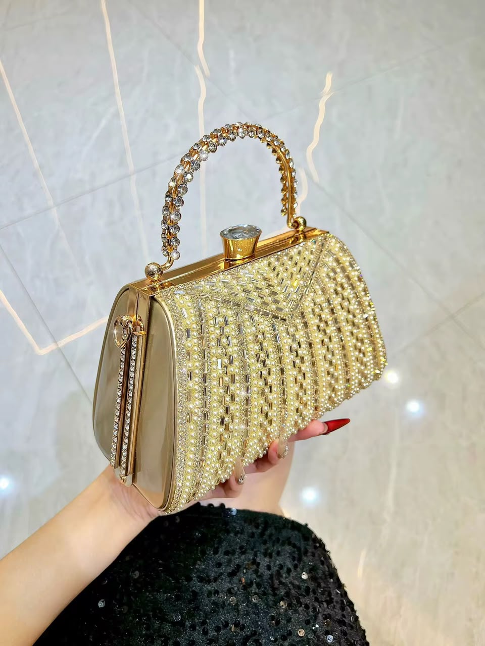 Pochette argentée perlée